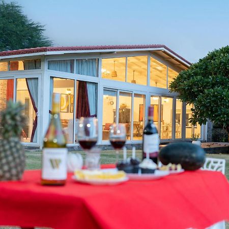 Stayvista At Idyllic Farmhouse - A Glasshouse With Outdoor Pool Gurgáon Kültér fotó