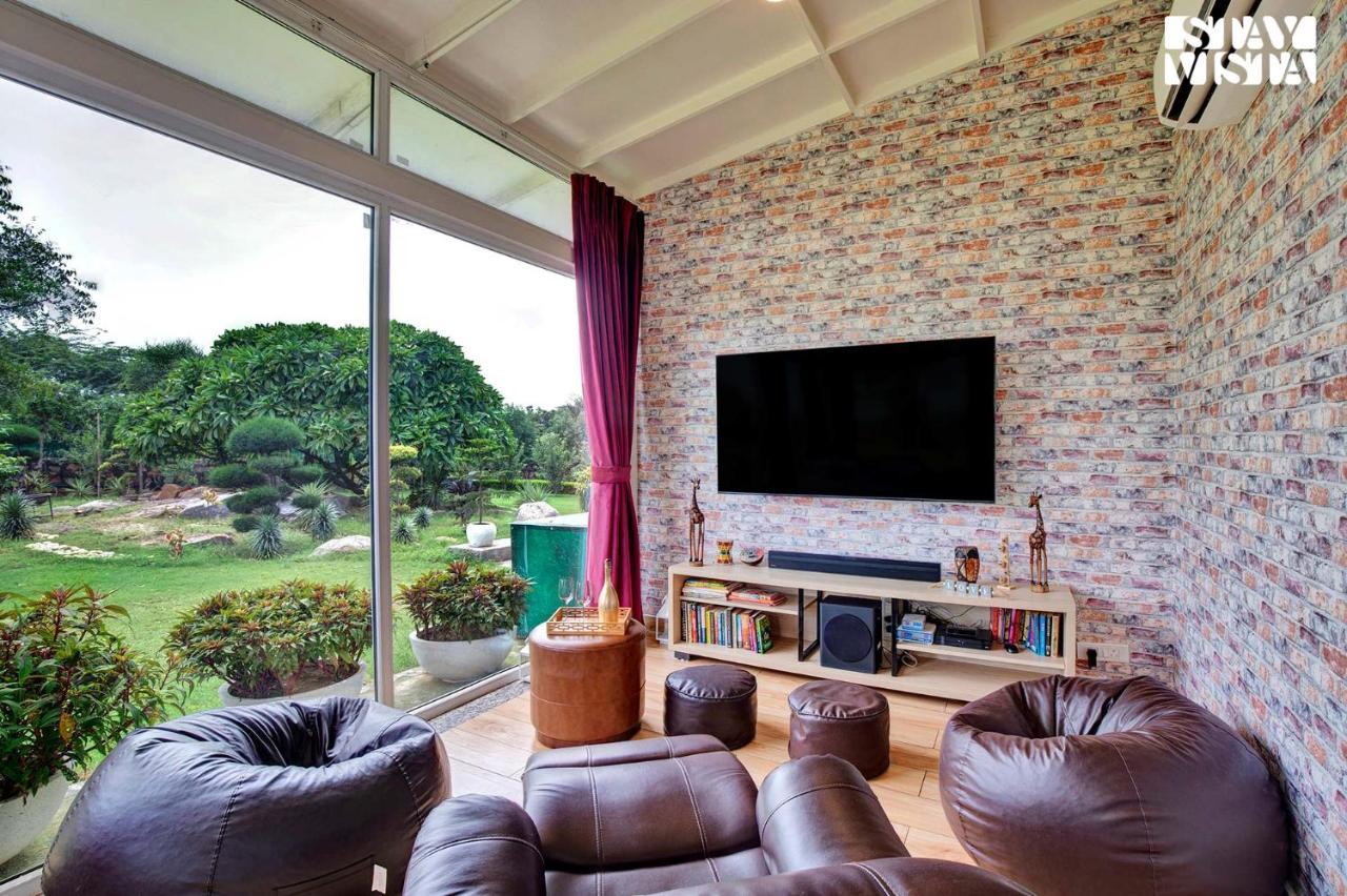 Stayvista At Idyllic Farmhouse - A Glasshouse With Outdoor Pool Gurgáon Kültér fotó