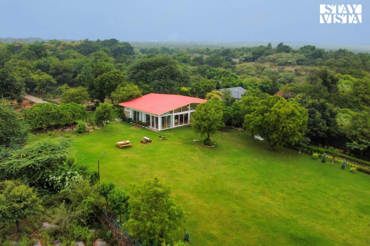 Stayvista At Idyllic Farmhouse - A Glasshouse With Outdoor Pool Gurgáon Kültér fotó